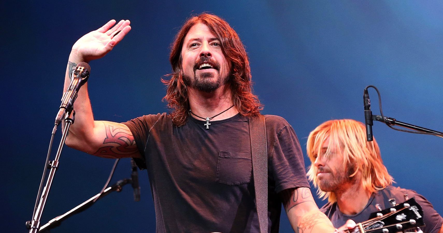 Dave Grohl Is Serving BBQ To California Firefighters